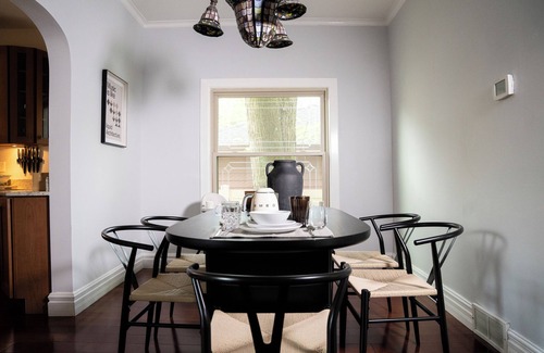 Oak Park Casa | Vintage Urban Retreat