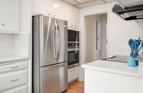 South of Conant Casa | Vintage Vibes| Near Airport | Dual Living Room