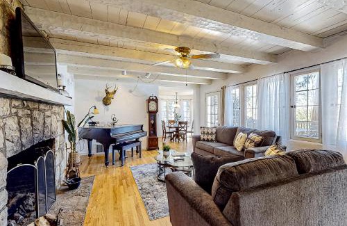 Lake Arrowhead Casa | Vintage Village Walk Cottage