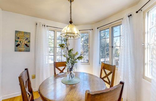 Lake Arrowhead Casa | Vintage Village Walk Cottage