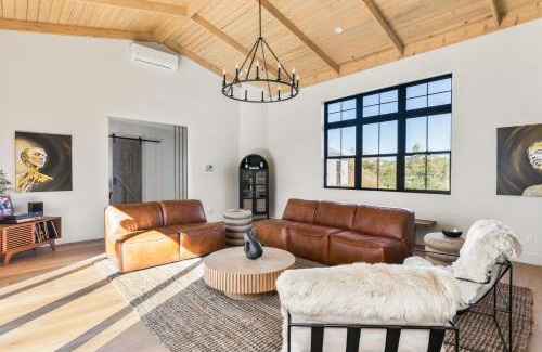 Temecula Complejo | Vintners Village California-Chic Wine Estate