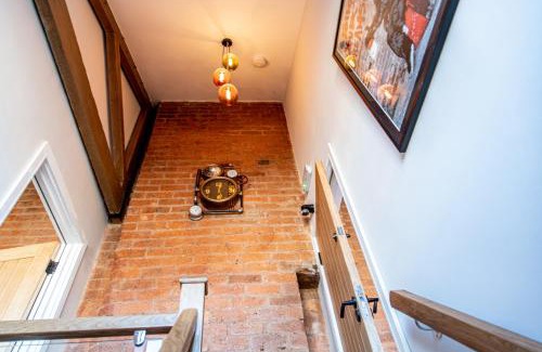 Birmingham City Centre Casa | VIP - 2 BR Grade 2 Luxury Industrial House with Log Burning FIRE & electric blinds in the Heart of the JQ