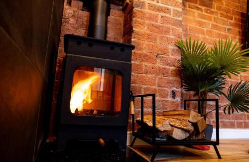 Birmingham City Centre Casa | VIP - 2 BR Grade 2 Luxury Industrial House with Log Burning FIRE & electric blinds in the Heart of the JQ