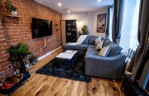 Birmingham City Centre Casa | VIP - 2 BR Grade 2 Luxury Industrial House with Log Burning FIRE & electric blinds in the Heart of the JQ