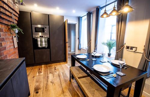 Birmingham City Centre Casa | VIP - 2 BR Grade 2 Luxury Industrial House with Log Burning FIRE & electric blinds in the Heart of the JQ