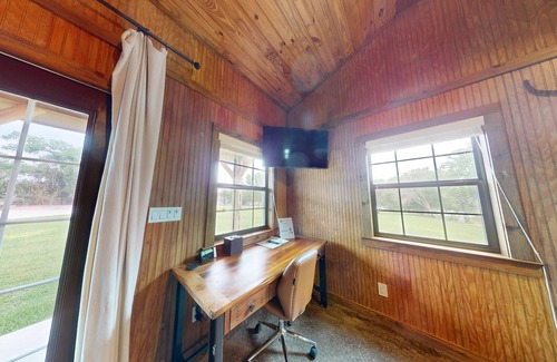 Ingram Cabina | VIP Cabin A w/ Lake Views & Private Lake Access with Dock