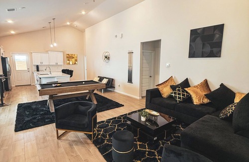 Cypress Casa | VIP Lounge- Luxe+ Private Sauna