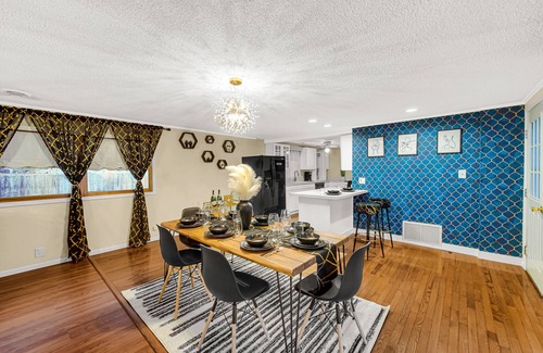 Michigan City Villa | VIP! LUXURY 4BD 5min to Lake Michigan beach Big Pool with heater!!