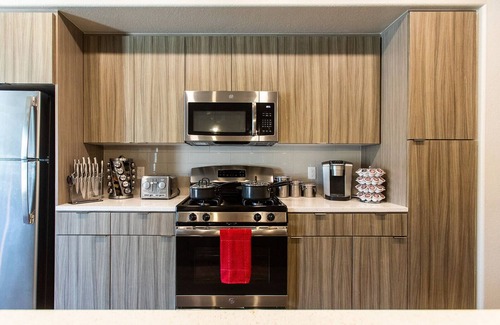 Camarillo Apartamento | VIP Suite 👑 King Bed 💻WiFi 📺YouTube TV⚡️ Pool