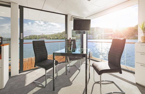 Smichov Alquiler De Eote | VIPliving Houseboat
