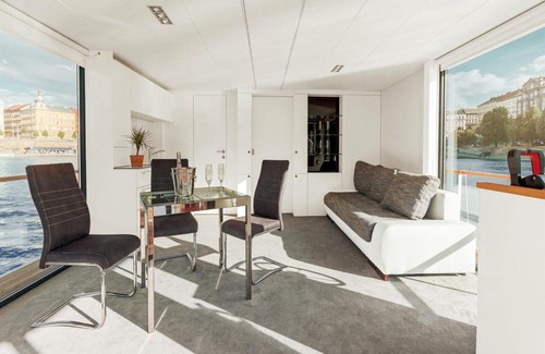 Smichov Alquiler De Eote | VIPliving Houseboat
