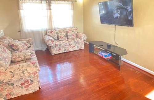 Virginia Beach Casa | Virginia Beach Family Home 4 Bedroom, 2 Bathroom