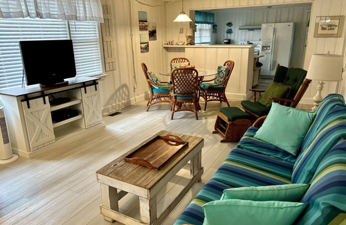 Northeast Virginia Beach Casa | Virginia Beach Vintage Beach Cottage