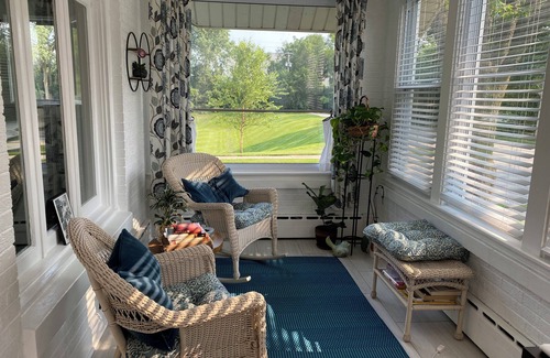 Forestview Casa | Visit Chicago stay in quiet suburb. Tranquil 2-bedroom house in Lombard.