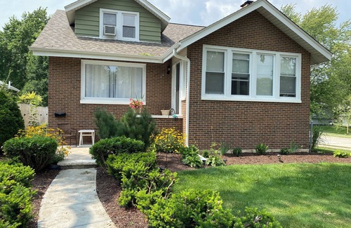 Forestview Casa | Visit Chicago stay in quiet suburb. Tranquil 2-bedroom house in Lombard.