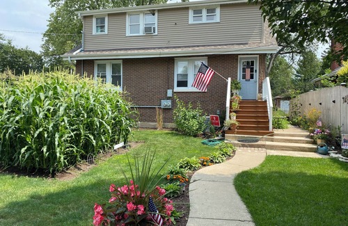 Forestview Casa | Visit Chicago stay in quiet suburb. Tranquil 2-bedroom house in Lombard.