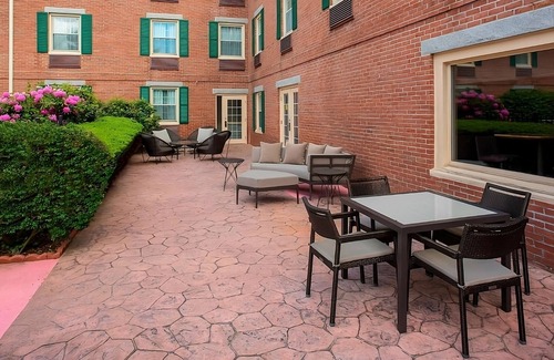 South Lowell Apartamento | Visit Lowell Memorial Auditorium! Pet-friendly Property, Onsite Parking!