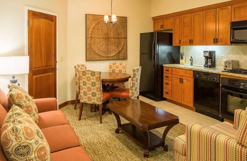 Cibola Vista Apartamento | Visit the amazing Red Rock Formation in this beautiful 1BD condo with amenities