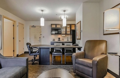 Warren Apartamento | Visit the Michigan Sea Life Aquarium! 4 Contemporary Units w/ Full Kitchens!