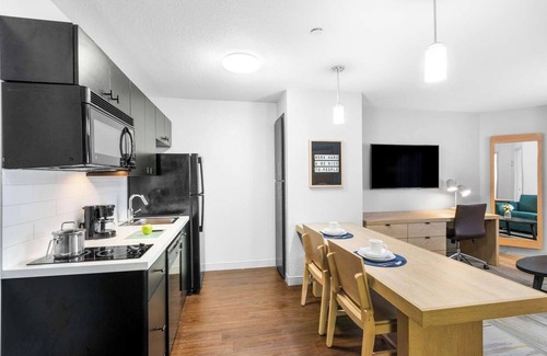 East Congress Hotel | Visit Zilker Park & Lady Bird Lake with Ease! Pet Friendly Property w/ Breakfast