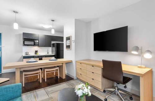 East Congress Hotel | Visit Zilker Park & Lady Bird Lake with Ease! Pet Friendly Property w/ Breakfast