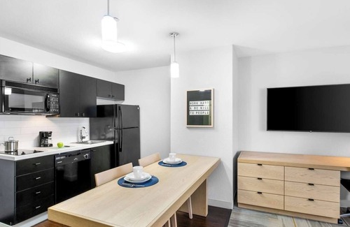 East Congress Hotel | Visit Zilker Park & Lady Bird Lake with Ease! Pet Friendly Property w/ Breakfast