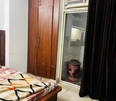 Greater Noida Apartamento | Visitor stop