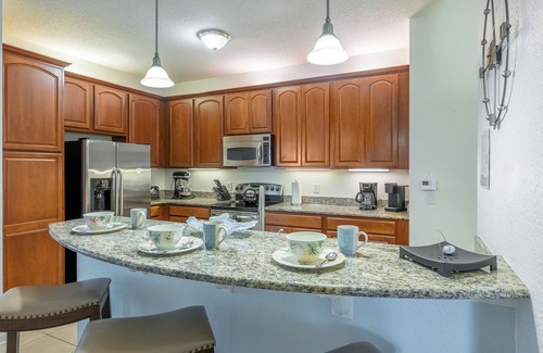 Florida Central Atlantic Coast Condominio | ¡NUEVO! Enorme Vista Cay Condo por piscina. Cerca de todos los parques. A pie del centro de convenciones