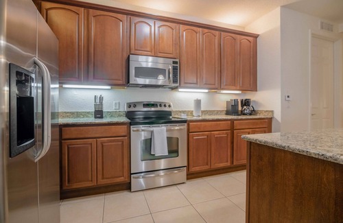 Florida Central Atlantic Coast Condominio | ¡NUEVO! Enorme Vista Cay Condo por piscina. Cerca de todos los parques. A pie del centro de convenciones