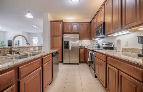 Florida Central Atlantic Coast Condominio | ¡NUEVO! Enorme Vista Cay Condo por piscina. Cerca de todos los parques. A pie del centro de convenciones