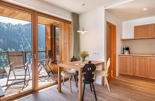 Santa Cristina Val Gardena Apartamento | Vista Dolomites apartamento "Harmony" con vistas a la montaña, jardín privado y Wi-Fi