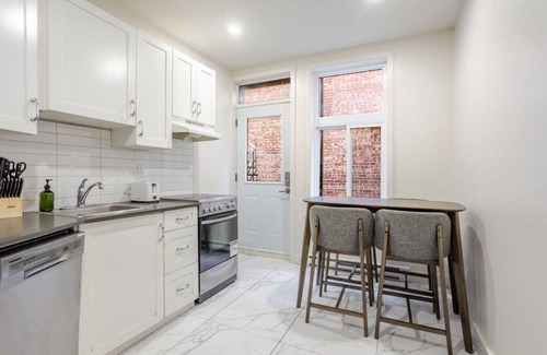 Cote-Des-Neiges—Notre-Dame-De-Grace Apartamento | Vista Nook Light Filled 2BR in NDG
