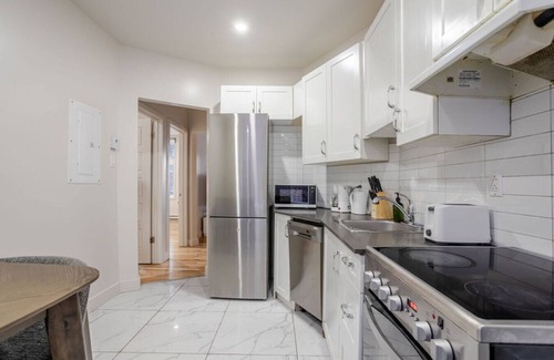 Cote-Des-Neiges—Notre-Dame-De-Grace Apartamento | Vista Nook Light Filled 2BR in NDG