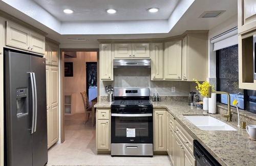 Bonita Casa | Vista Point Pomona: A Cozy Hilltop Retreat with Spanish Charm