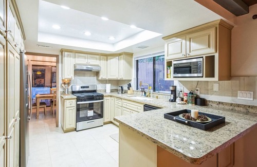 Bonita Casa | Vista Point Pomona: A Cozy Hilltop Retreat with Spanish Charm