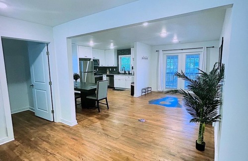 Collier Heights Casa | Visual Illusion themed 3-bedroom house near downtown Atlanta