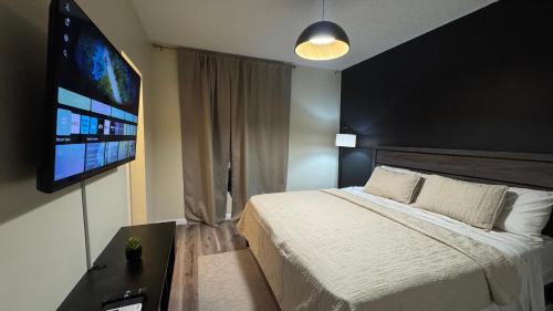 Arouca Apartamento | Vive Luxe Condo w Pool & 247 Security near Airport