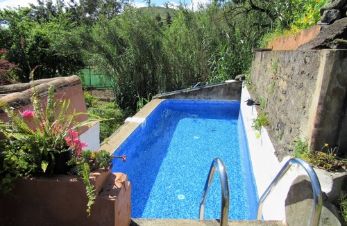 La Solana Cabaña | Vivelorural: Alpendre de Ayala, piscina y jardín