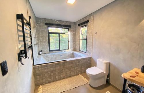 Rio Rufino Casa | Vivenda das Araucárias 02 Microcasa Aconchegante lareira, banheira