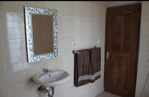 Hu'u Casa | Vivian's Lakey peak homestay
