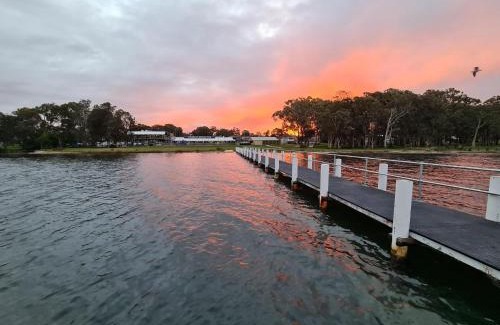 Gwandalan Casa | VIVID - Lake Macquarie Cosy House, heated pool, ev station, fireplace 1 hour from Sydney
