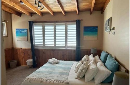 Gwandalan Casa | VIVID - Lake Macquarie Cosy House, heated pool, ev station, fireplace 1 hour from Sydney