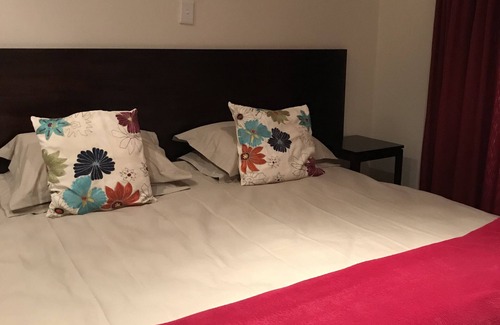 Uitenhage Casa | VJ's Guesthouse and Restaurant