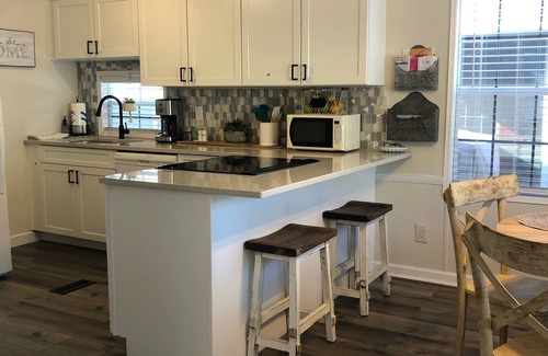 Lower Grand Lagoon Cabaña | Alquiler disponible para residentes y trabajadores desplazados. Pregunte por los detalles.