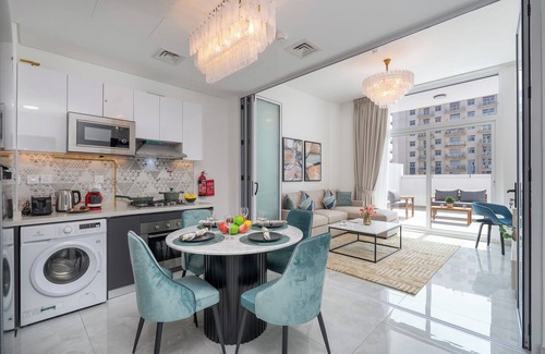 Discovery Gardens Apartamento | Vogue Elegance at Pearlz near Metro
