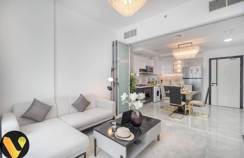 Discovery Gardens Apartamento | Vogue Elegance at Pearlz near Metro
