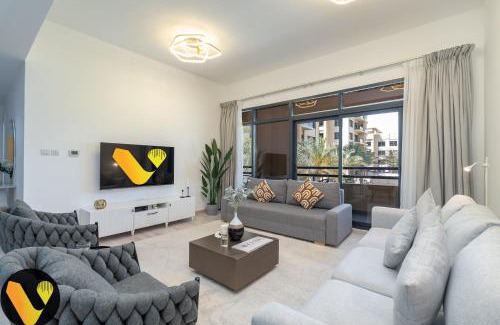 The Greens Apartamento | Vogue Stylish and Cozy in Greens Dubai, Three Bedroom Apartment with a Dedicated Work Space and Big balcony With full Amenities