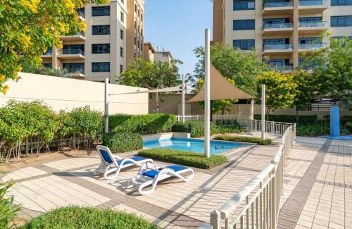 The Greens Apartamento | Vogue Stylish and Cozy in Greens Dubai, Three Bedroom Apartment with a Dedicated Work Space and Big balcony With full Amenities