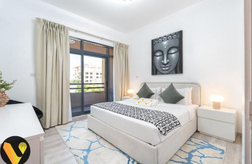 The Greens Apartamento | Vogue Stylish and Cozy in Greens Dubai, Three Bedroom Apartment with a Dedicated Work Space and Big balcony With full Amenities