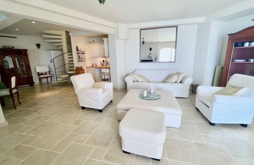 Theoule-sur-Mer Villa | Voisins Palacio Bulles